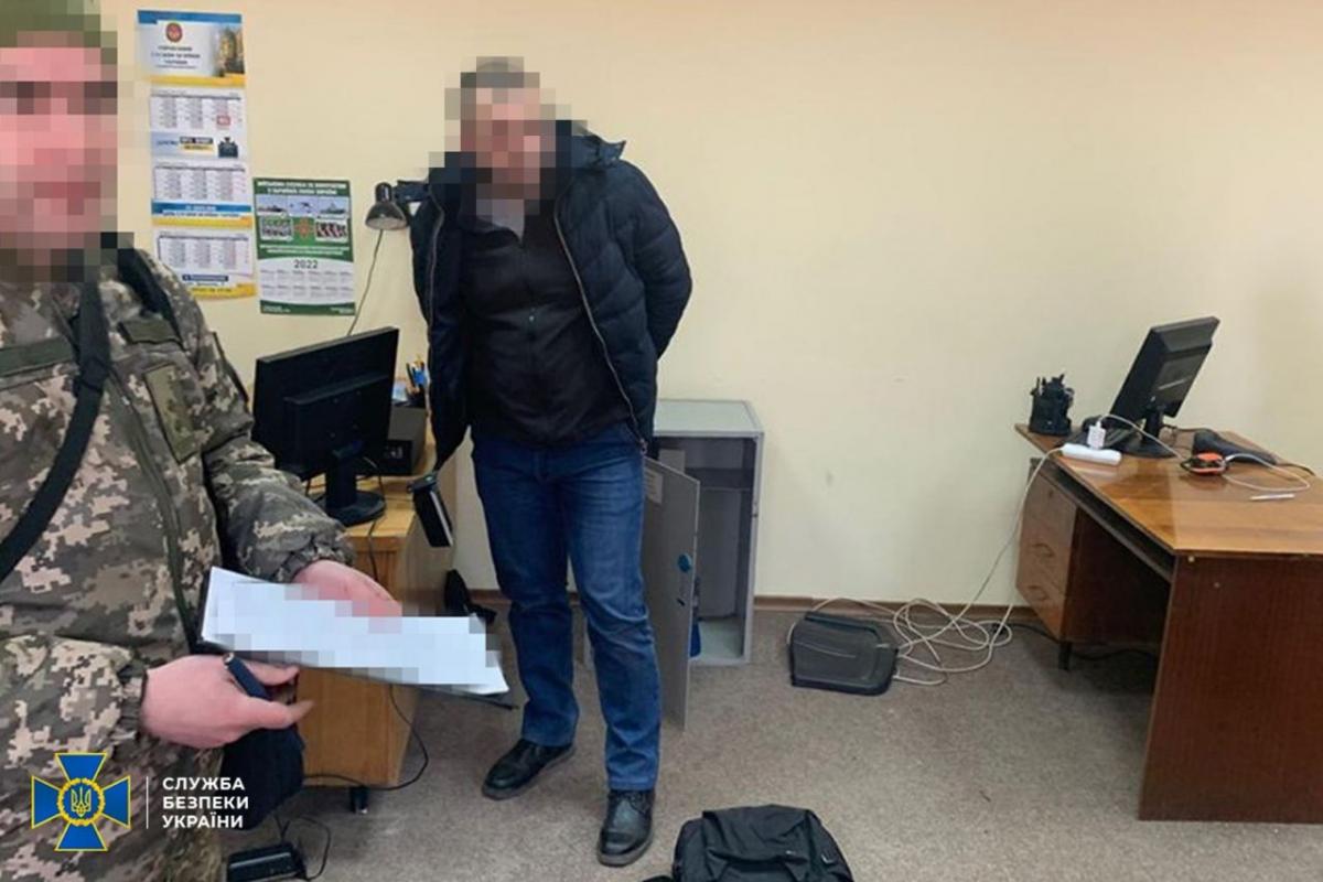 Співробітники СБУ затримали зловмисника у серпні 2022 року / фото прес-служба СБУ Співробітники СБУ затримали зловмисника у серпні 2022 року / фото прес-служба СБУ