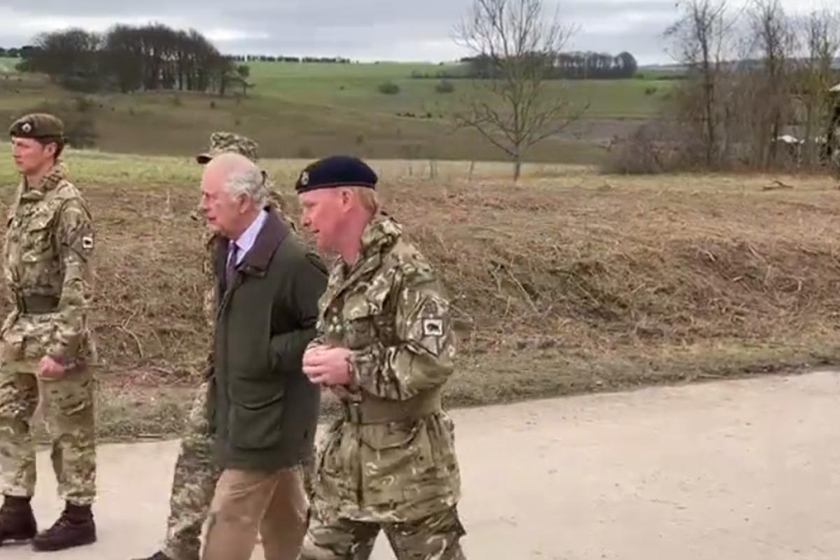Король Британії Чарльз III приїхав у Вілтшир на навчання ЗСУ / скріншот Король Британії Чарльз III приїхав у Вілтшир на навчання ЗСУ / скріншот