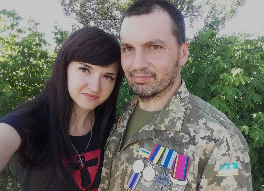'Обломок разорвал на шее сосуды': жена погибшего героя продолжила его дело на фронте 'Обломок разорвал на шее сосуды': жена погибшего героя продолжила его дело на фронте