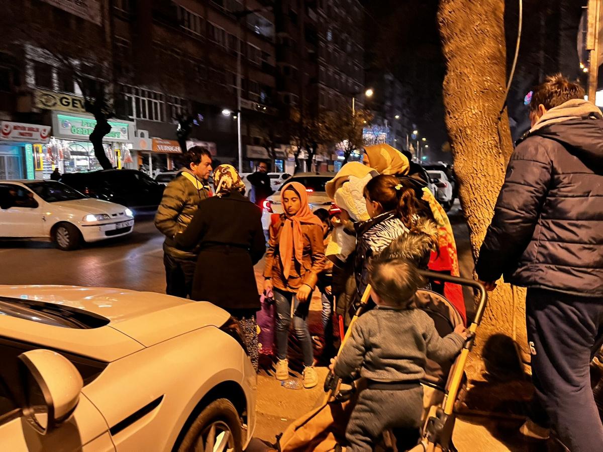 Люди вышли на улицы после того, как почувствовали толчки / фото twitter.com/Echo_Shivalika Люди вышли на улицы после того, как почувствовали толчки / фото twitter.com/Echo_Shivalika