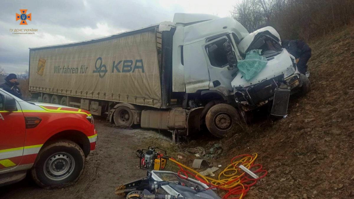 На Закарпатті сталася смертельна аварія / фото facebook.com/DsnsZakarpattya На Закарпатті сталася смертельна аварія / фото facebook.com/DsnsZakarpattya