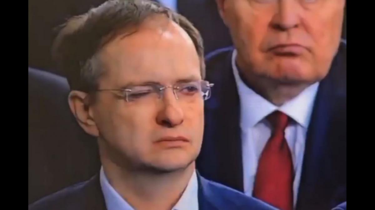 Помощник Путина странно вел себя во время его выступления / скриншот Помощник Путина странно вел себя во время его выступления / скриншот