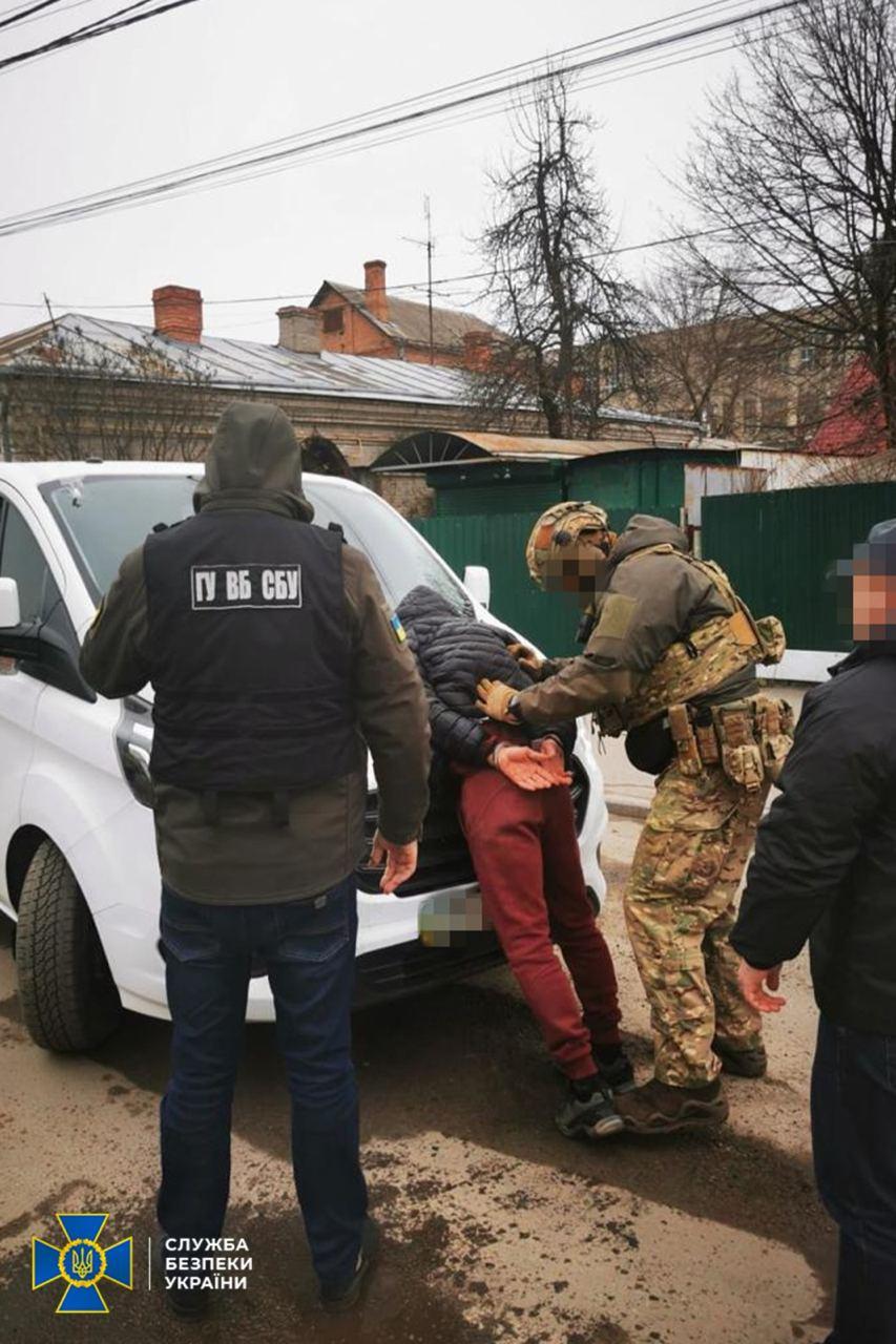 Задержанный предатель переписывался с "вагрнеровцами" / фото СБУ Задержанный предатель переписывался с "вагрнеровцами" / фото СБУ