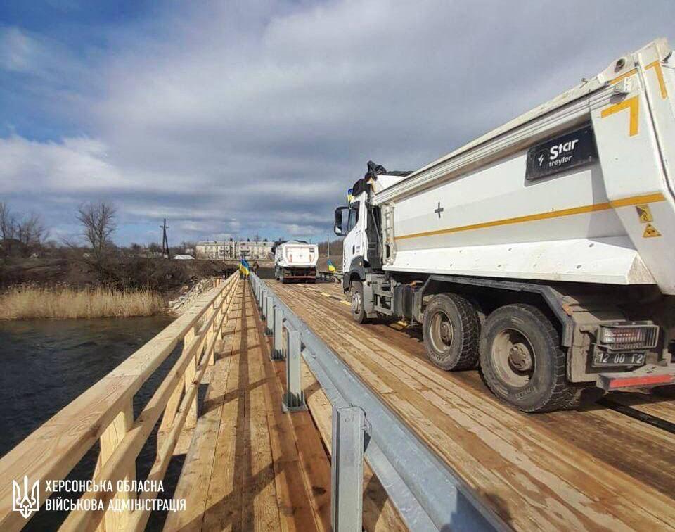Цей міст сполучає селище Калинівське та село Краснолюбецьк / фото ХОВА Цей міст сполучає селище Калинівське та село Краснолюбецьк / фото ХОВА