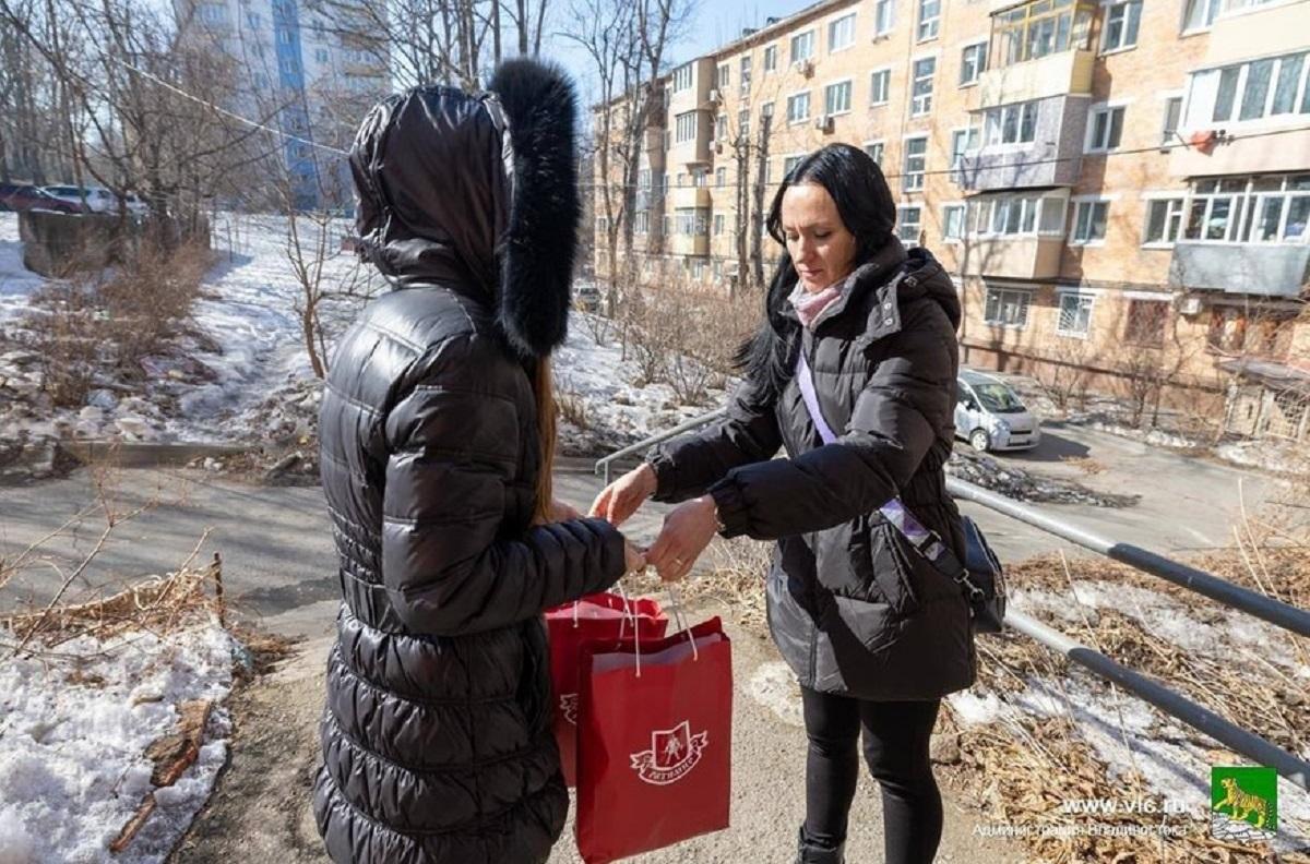 Регион РФ одарил жен “хороших россиян” мясной продукцией / фото Администрация Владивостока Регион РФ одарил жен “хороших россиян” мясной продукцией / фото Администрация Владивостока