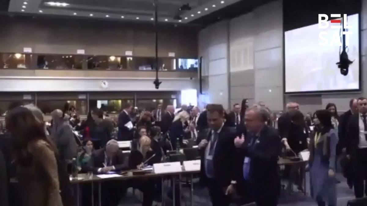 Частина делегатів демонстративно покинула приміщення скріншот Частина делегатів демонстративно покинула приміщення скріншот