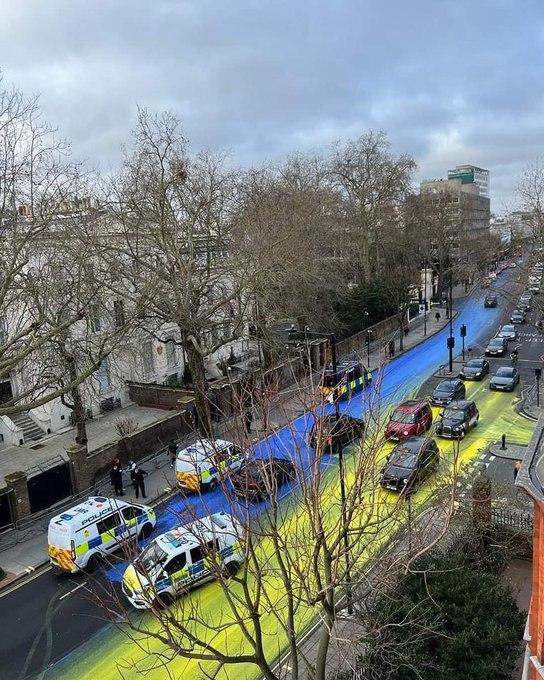 'Криваві Z' та прапор замість дороги: в Європі пройшли акції проти війни в Україні (відео, фото) 'Криваві Z' та прапор замість дороги: в Європі пройшли акції проти війни в Україні (відео, фото)