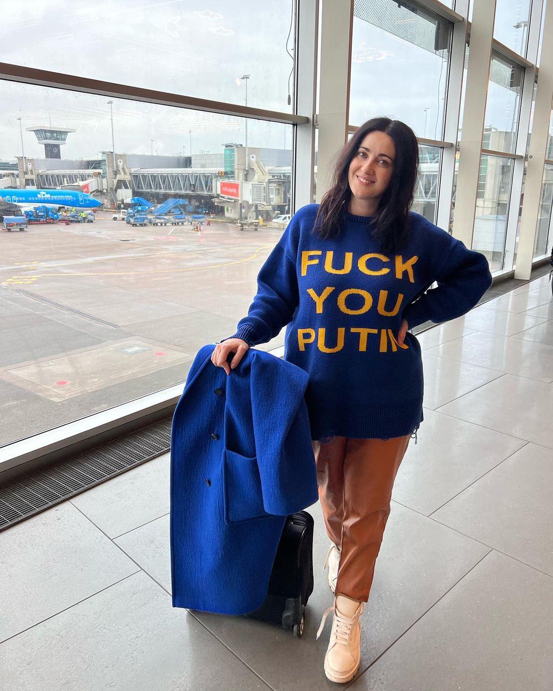 'Пошел на х*й': ведущая 1+1 появилась на публике в свитере с посланием Путину (фото) 'Пошел на х*й': ведущая 1+1 появилась на публике в свитере с посланием Путину (фото)