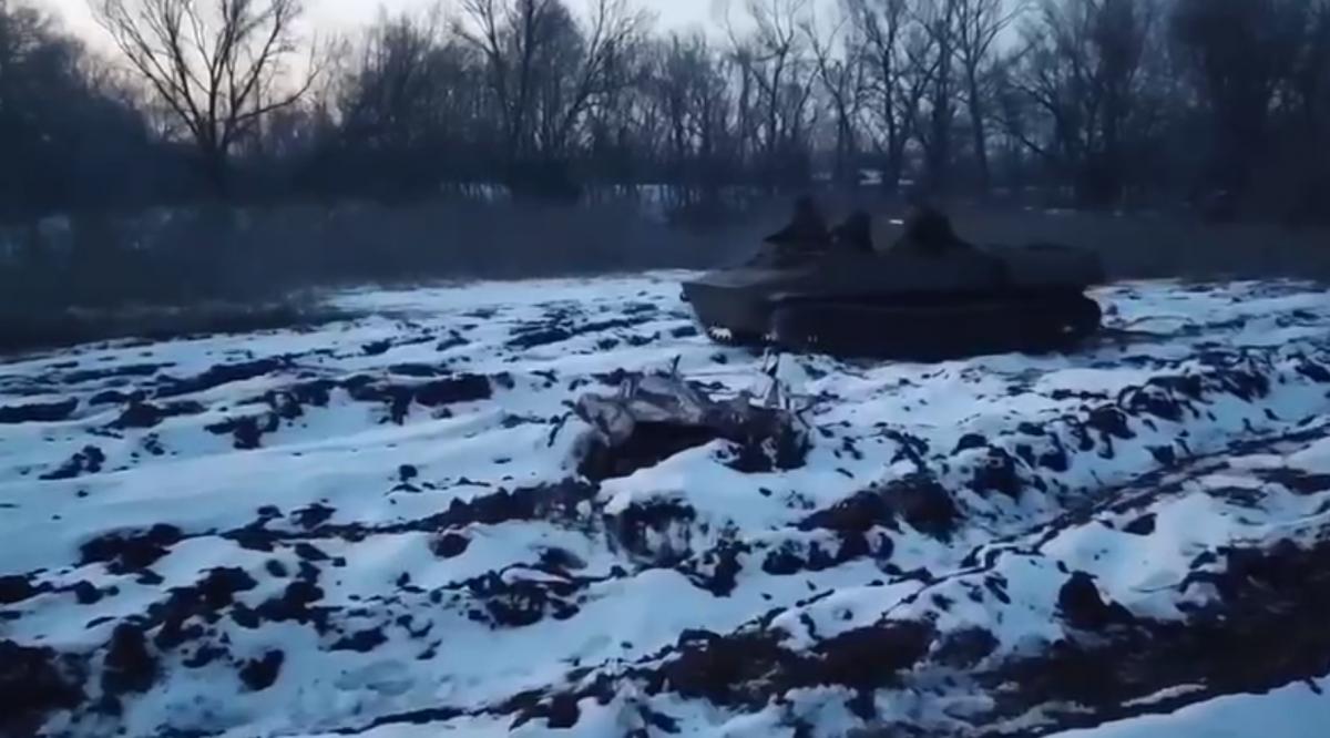 Вероятно, именно с этой целью враг накапливает устаревшую советскую технику типа БТР-50П/ ПК / Скриншот