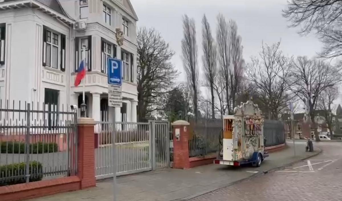 У Гаазі навпроти посольства РФ заграв гімн України / скріншот У Гаазі навпроти посольства РФ заграв гімн України / скріншот