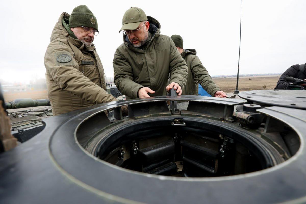 Reznikov and Shmigal near the tanks 