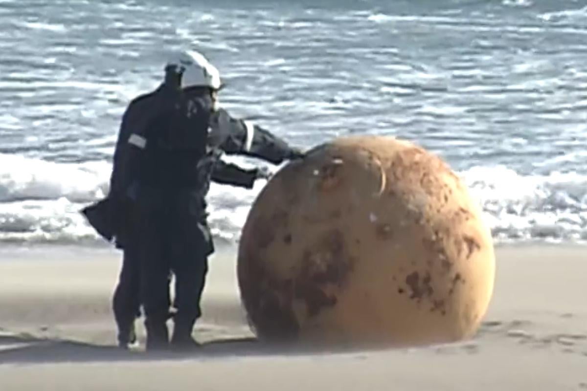 A mysterious sphere on a Japanese beach / screenshot