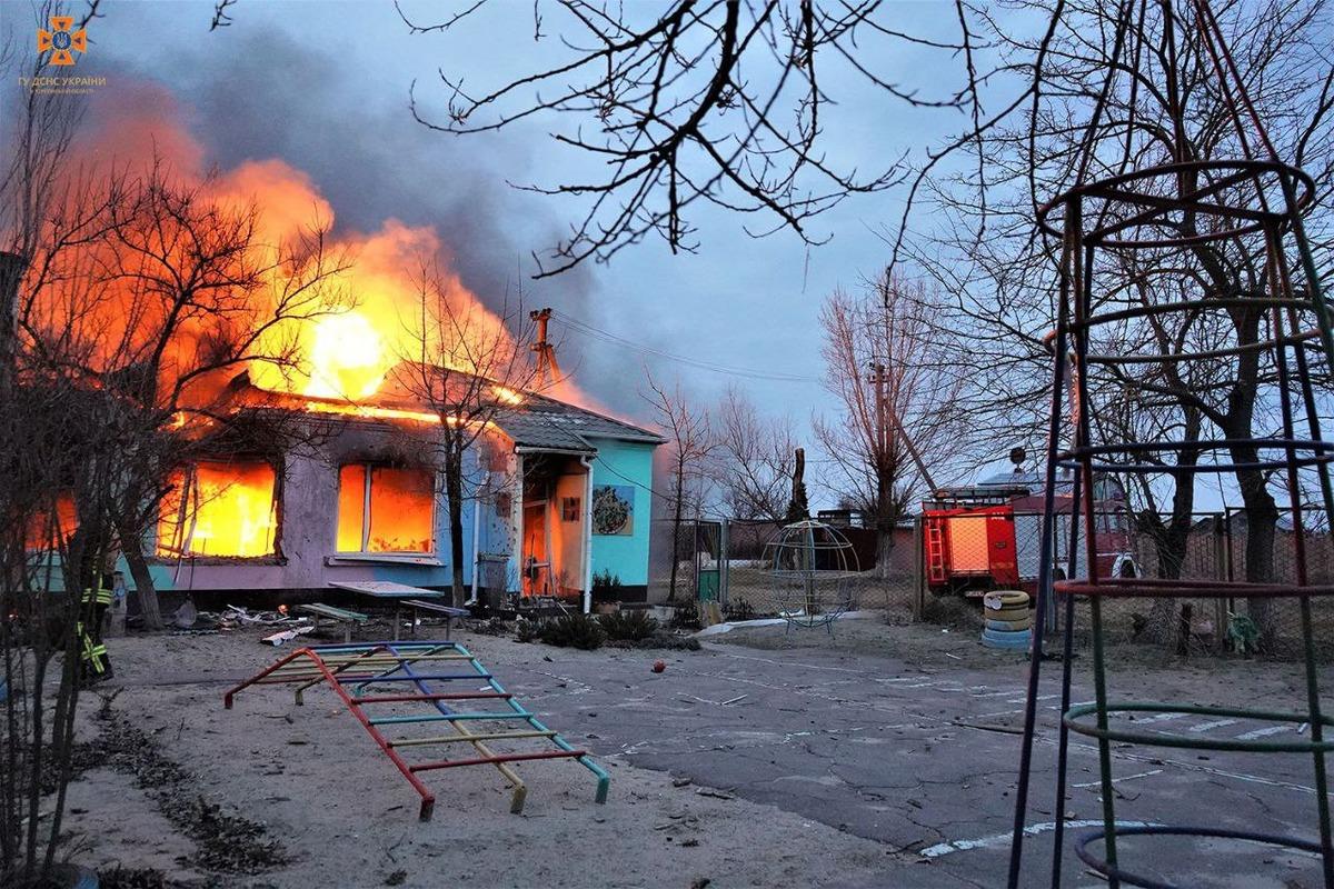 Окупанти 24 лютого обстріляли дитячий садочок в Херсоні - в ДСНС показали наслідки / фото прес-служба ДСНС Окупанти 24 лютого обстріляли дитячий садочок в Херсоні - в ДСНС показали наслідки / фото прес-служба ДСНС