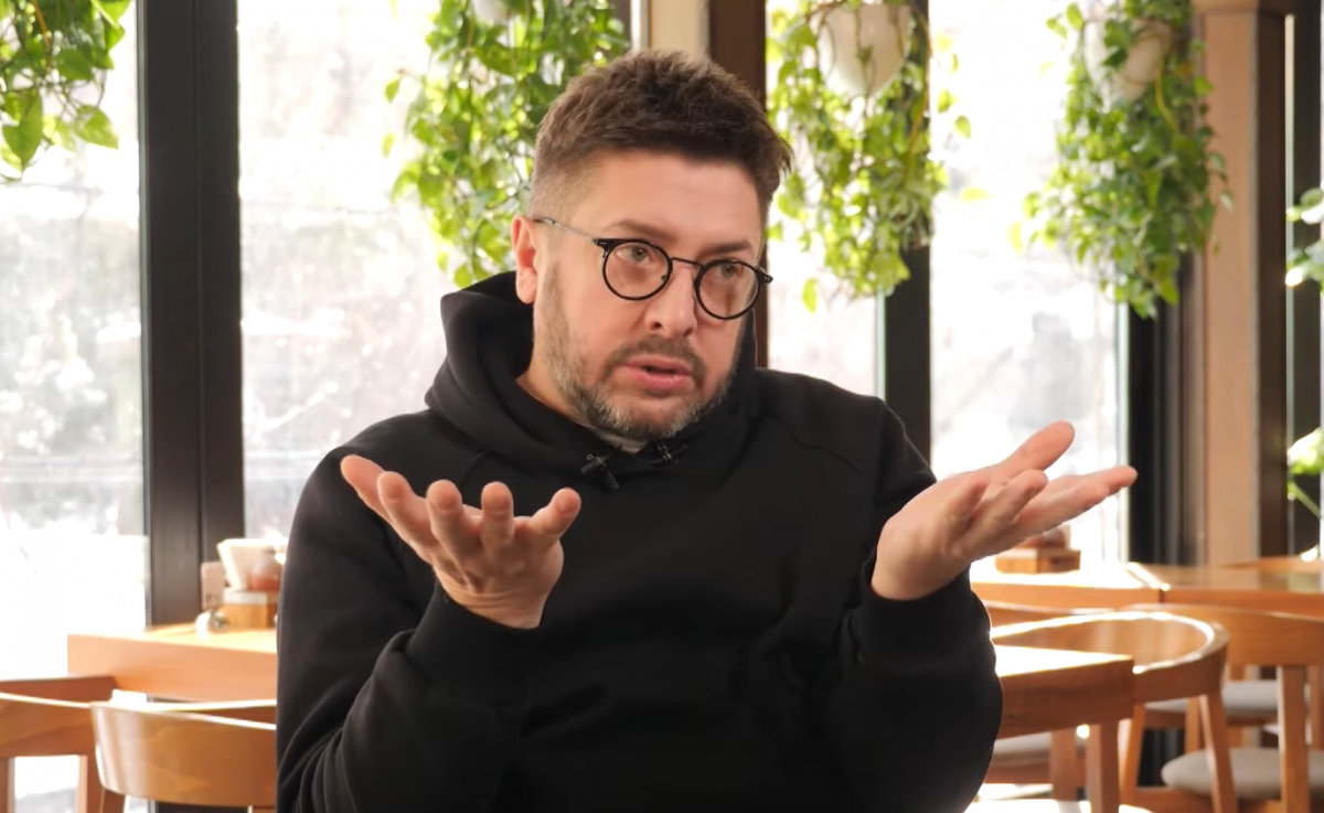 Телеведучий Олексій Суханов / скріншот Телеведучий Олексій Суханов / скріншот