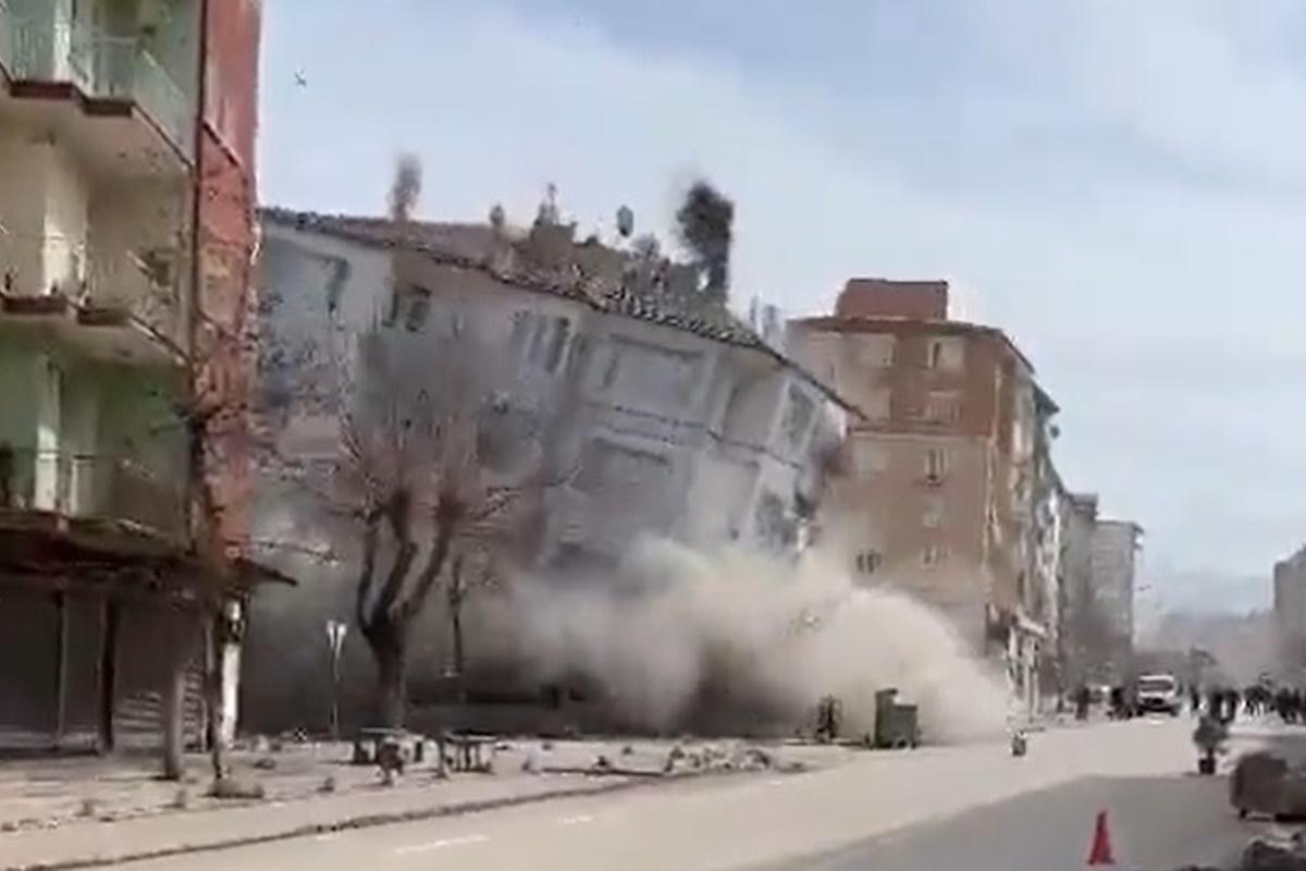 У Туреччині знову руйнуються будинки і гинуть люди / скріншот У Туреччині знову руйнуються будинки і гинуть люди / скріншот