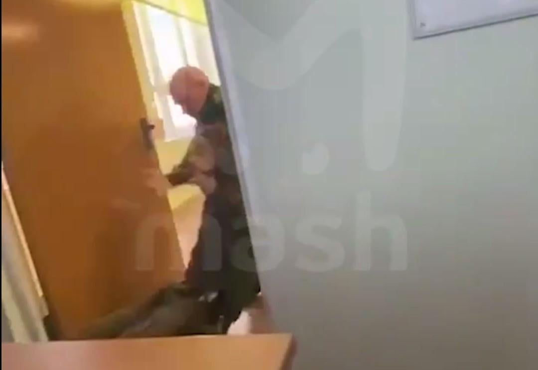 В одній зі шкіл Москви викладач побив учня через зачіску / скріншот В одній зі шкіл Москви викладач побив учня через зачіску / скріншот