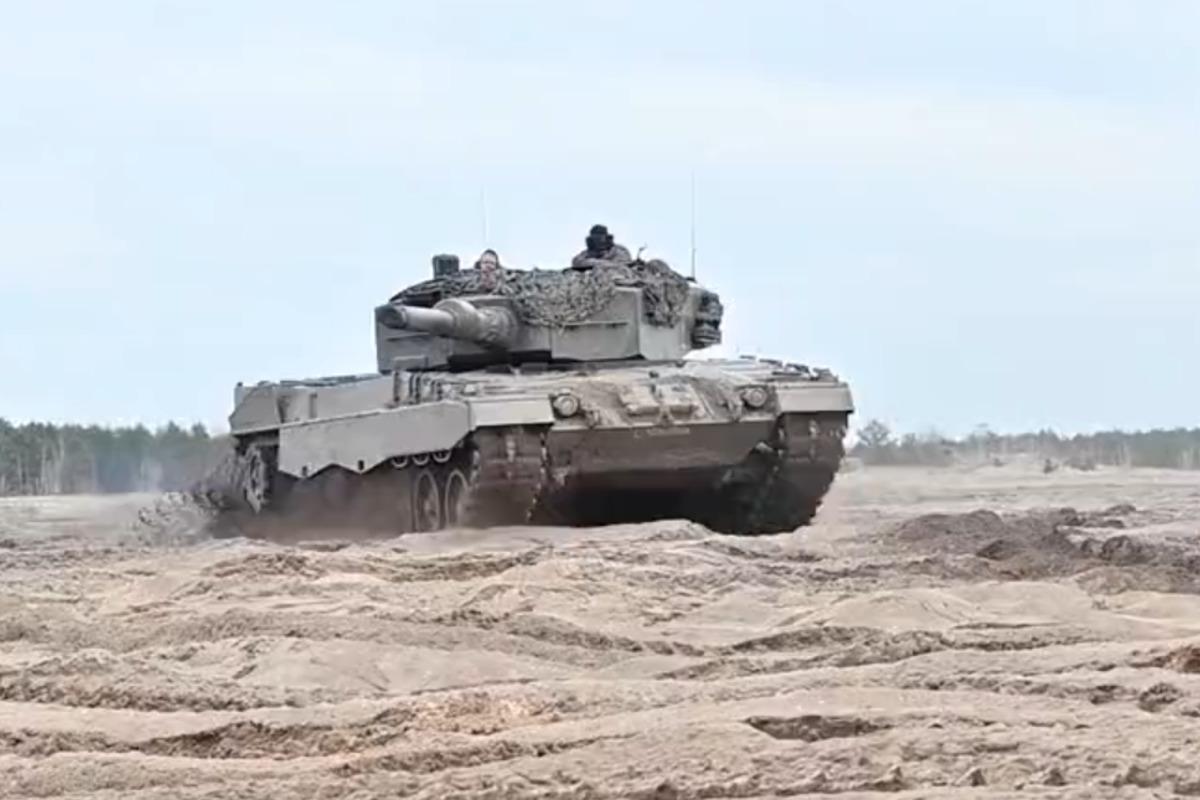 Канадские военные показали обучение ВСУ на танках Leopard 2 / скриншот Канадские военные показали обучение ВСУ на танках Leopard 2 / скриншот