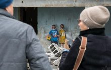 Поднимает этические вопросы: в Украину приезжают все больше "военных туристов"