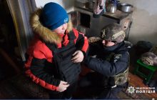 Правоохоронці героїчно врятували з-під бомб хлопчика в Авдіївці (відео)