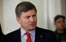 Нардепу від "ЄС" ледве вручили обвинувальний акт за недекларування маєтку в Іспанії (відео)