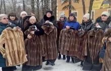 Матерям погибших в "ДНР" боевиков раздали шубы за гибель "сыночков" (видео)