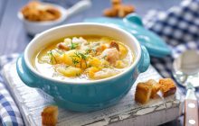 Просто и вкусно: рецепт ароматного горохового супа с копченостями и сухариками