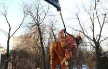 Борьба с советскими идолами: в Киеве демонтировали памятник Чкалову (видео)