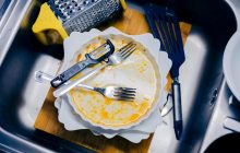 Заблищить, як нова: названо прості лайфхаки, як відчистити посуд від жовтого нальоту