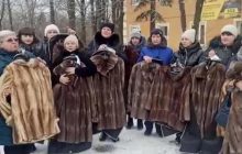 "Вышла ошибка": матерей и вдов "зажмуренных" боевиков феерически обманули шубами