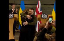 Зеленський здивував британські ЗМІ обіймами з журналісткою на зустрічі з Сунаком (відео)