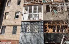 Россияне ударили из артиллерии по многоэтажке в Херсоне: тяжело ранена женщина (видео)