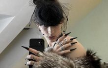 В сети "гуляют" фото младшего сына Соловьева в женской одежде и с маникюром