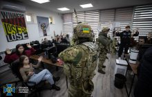 СБУ "накрила" шахраїв, які вкрали майже 100 мільйонів гривень у маріупольців (фото)