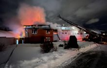 В Подмосковье горит завод по ремонту поездов (фото, видео)