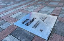 В Киеве на Аллее смелости установили доску в честь Байдена (фото)