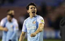 "Я ідіот": в Англії футболіст відзначився курйозним фолом, осідлавши і поцілувавши суперника (відео)