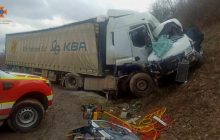 Мікроавтобус розчавило: на Закарпатті сталася жахлива ДТП, серед жертв дитина (фото)