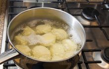 Як застосувати воду від вареної картоплі: на кухні, на городі і для краси