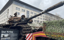 У Берліні під вікнами посольства Росії поставили знищений ЗСУ російський танк (фото)