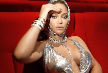 Бейонсе блеснула формами в голом наряде