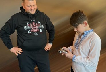 Залужний зустрівся з юним художником з Бердянська: хлопець збирає гроші на ЗСУ (фото)