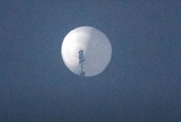 Пентагон сбил китайский шар-шпион над США: что происходит и какие будут последствия (видео)