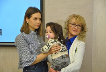 У 9-месячного младенца из Украины выросли длинные волосы (фото)