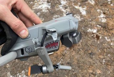 На Донбассе пограничники приземлили вражеский дрон со странной надписью (фото)