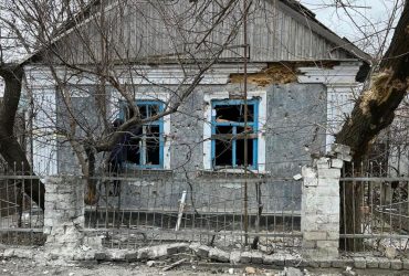 Ворог масованим вогнем вкрив Чорнобаївку: є руйнування і поранений