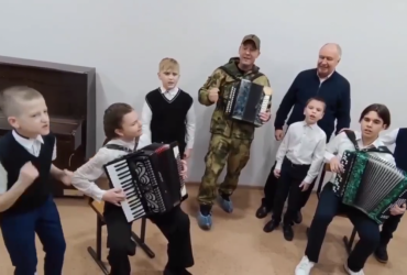 В российской глубинке детей заставили петь песню об ук*опе и гробе (видео)