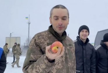 Стала відома історія вірусного щемливого фото військового з яблуком (відео)