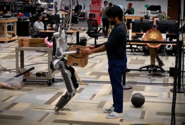iPhone among robots: Apollo humanoid robot prototypes were shown in the US (video)