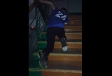 Далі своїм ходом: в РФ дитину зі зламаною ногою змусили повзти на четвертий поверх (відео)