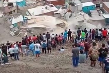 В Перу мощный оползень похоронил под землей десятки людей (видео)